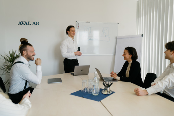 AVAL AG - Laurin Ackermann mit Team